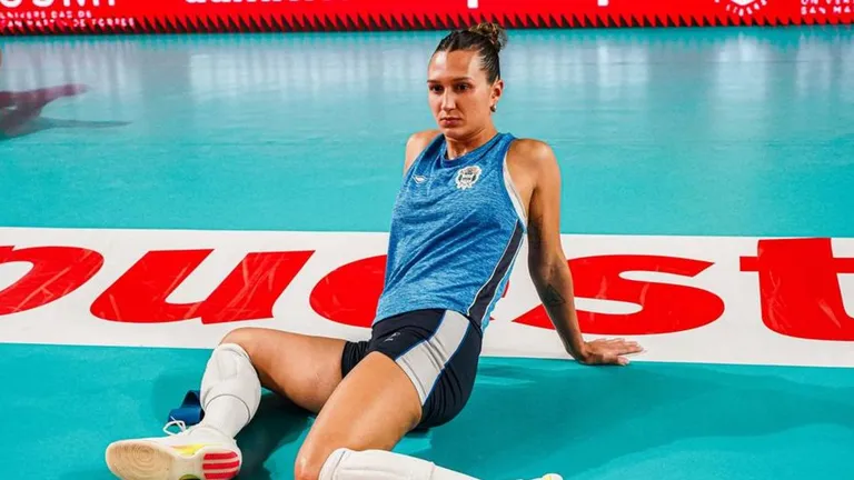 Gimnasia hace el saque inicial de cuartos de final, en el vóley femenino