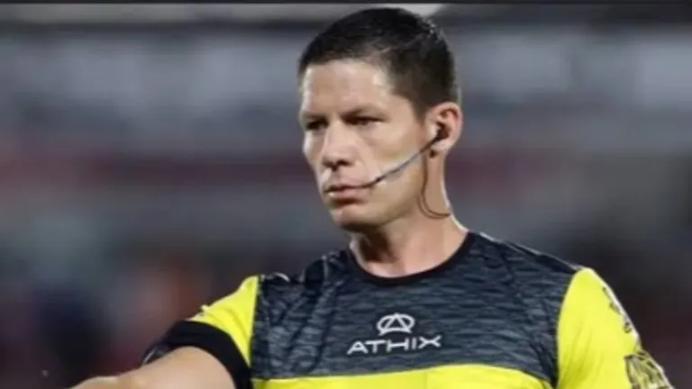 Ramírez pitó penal, pero el VAR le puso suspenso por un posible offside