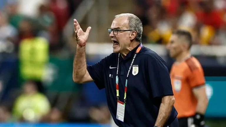 Bielsa en el centro de la tormenta después del fracaso de Uruguay
