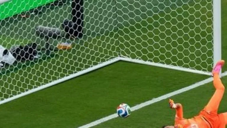 ¿Muslera tenía 41º de fiebre? Forlán contó la verdad detrás el error fatal ante España