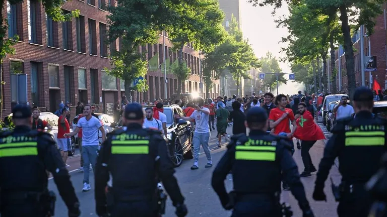 Marroquíes salieron a festejar la victoria en Holanda y se pudrió todo: incidentes y…