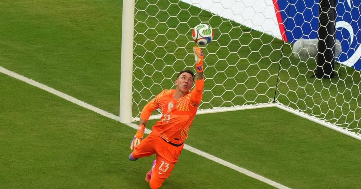 Muslera no pudo mantener el cero en el empate charrúa