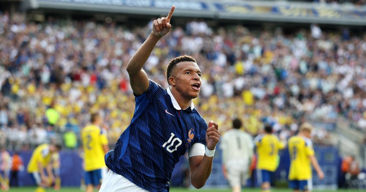 Mbappé marcó un doblete, igualó la marca de Messi y quedó a un gol del récord en mundiales