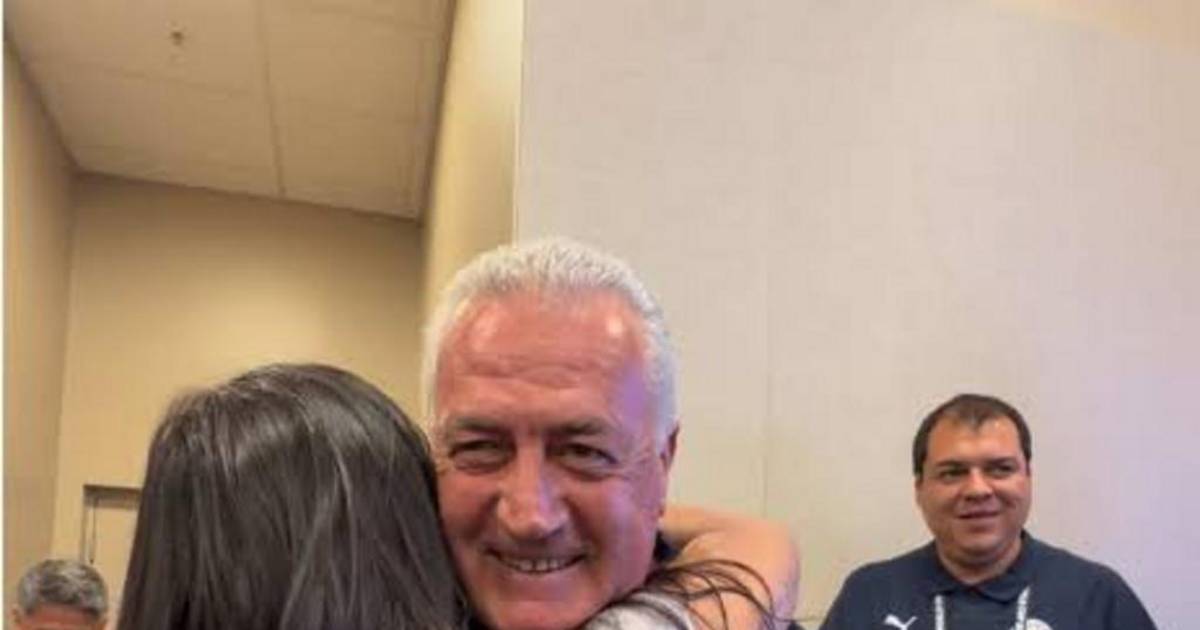 Emotivo abrazo entre Alfaro y Larissa Riquelme