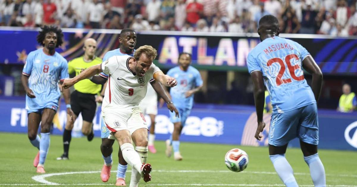 Inglaterra, que estaba en el piso, revivió de la mano de su goleador
