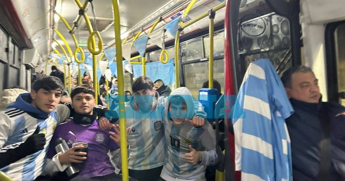 VIDEO. Un chofer de La Plata vistió el micro de celeste y blanco para alentar a la…