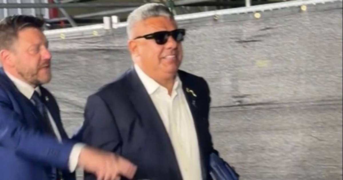 Pelota en mano y lentes negros: así se fue &amp;quot;Chiqui Tapia del estadio