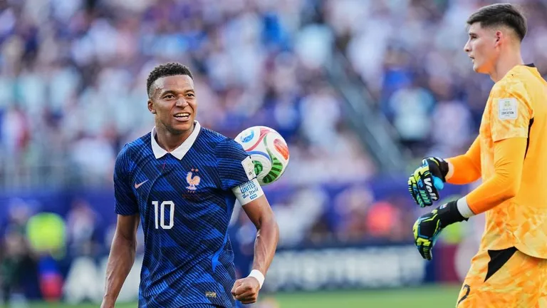 Mbappé cruzó a una senadora de Paraguay por comentarios racistas tras el partido del…