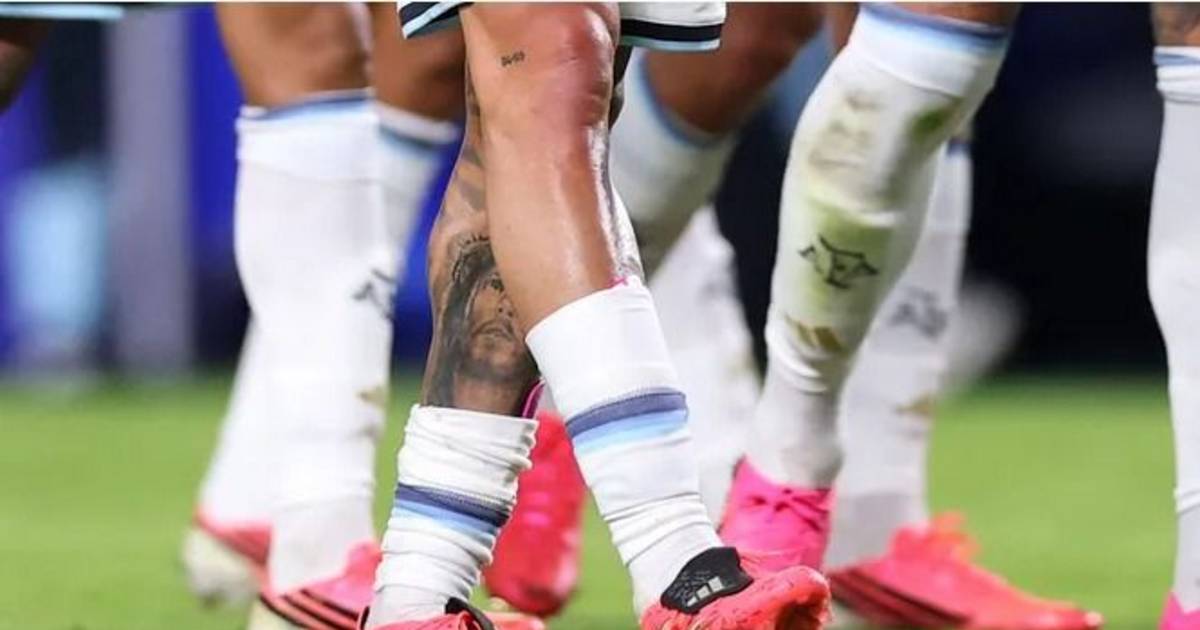 ¿Por qué tantos jugadores usan botines rosas en este Mundial?
