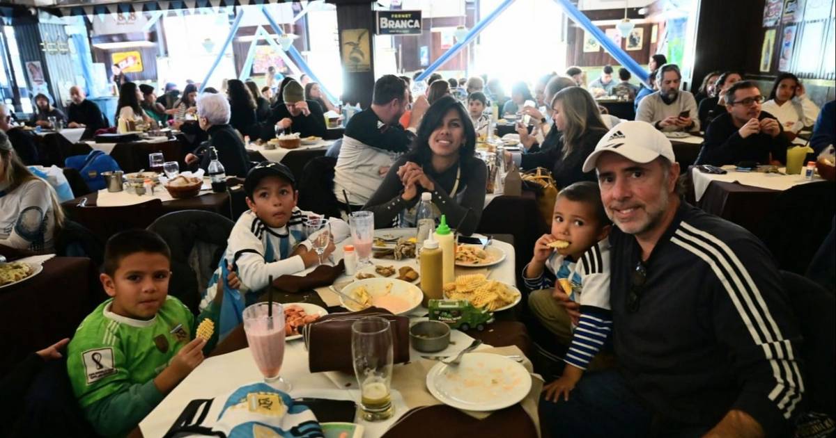 La Plata, al ritmo de Argentina: del colapso a calles vacías, y bares repletos