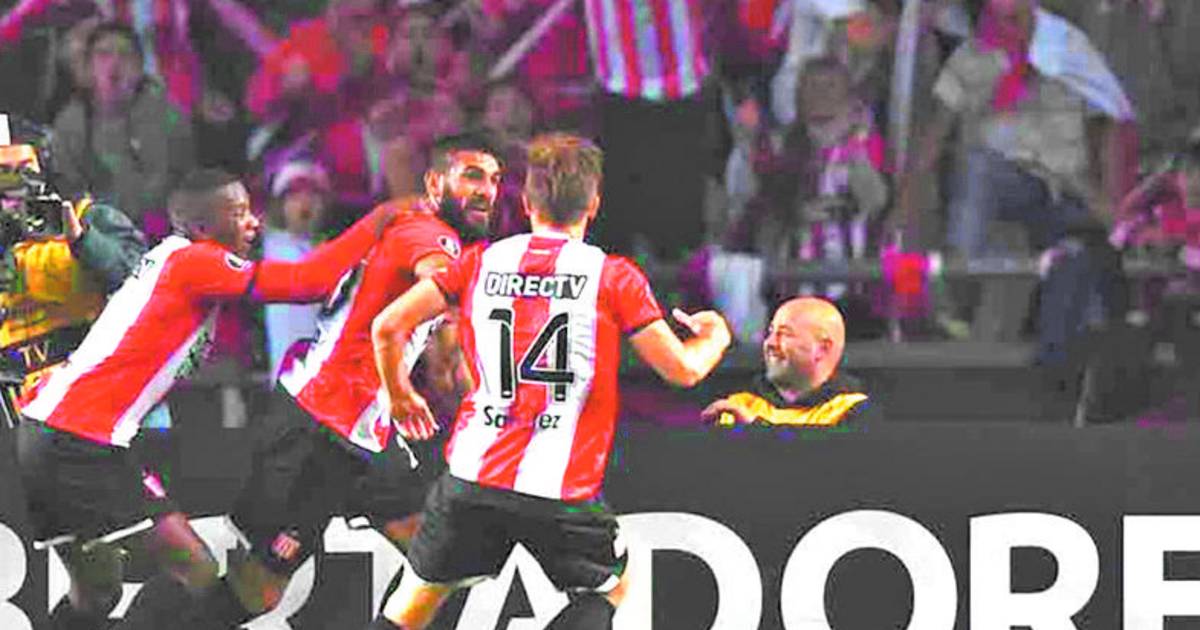 Estudiantes y el historial ante los colombianos
